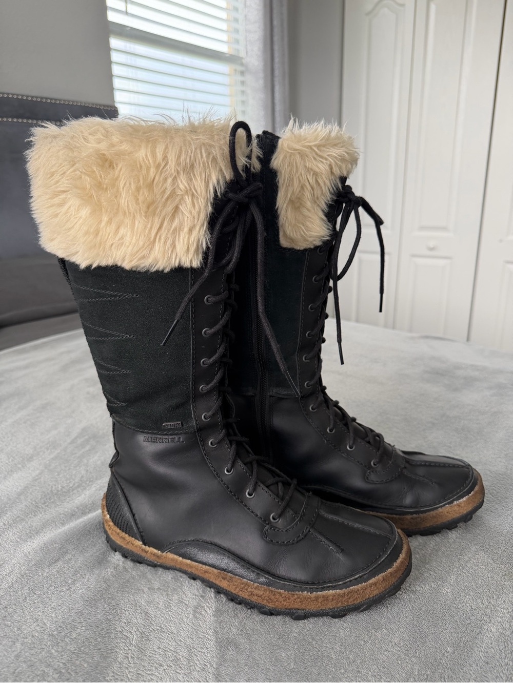 Merrell Black Lace-Up Winter Boots with Cream Faux-Fur Cuff